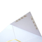Άσπρος φάκελος γαμήλιας πρόσκλησης λογότυπων σχεδίου συνήθειας με τη χρυσή γραμμή ακρών φύλλων αλουμινίου